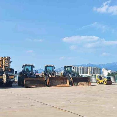 الآلات المستعملة تساعد في بناء المصانع