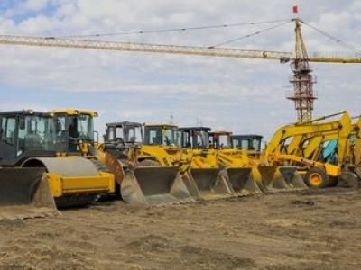 Недавно использованный колесный погрузчик и кран-манипулятор ждут ремонта