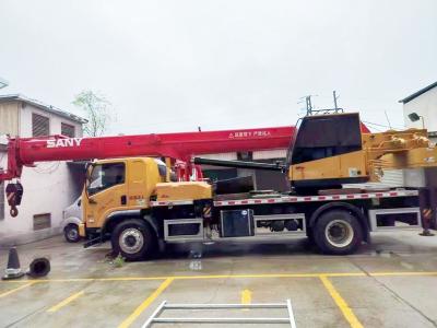 تستخدم كرين شاحنة ساني