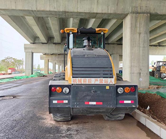 Подержанный каток XCMG