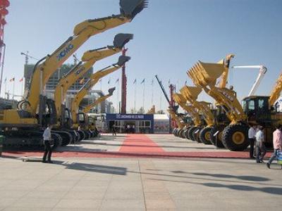 Недавно использованный колесный погрузчик и кран-манипулятор ждут ремонта